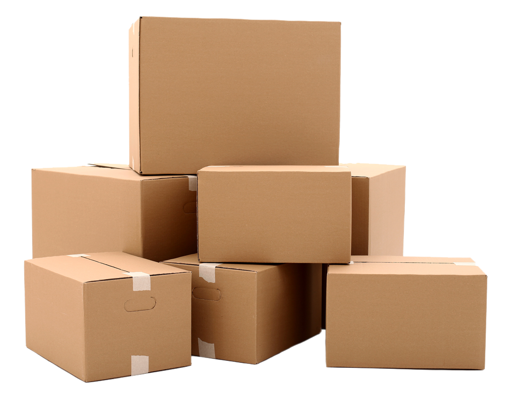 Varias cajas de cartón apiladas, algunas con cinta adhesiva blanca, en diferentes tamaños, en un fondo blanco.