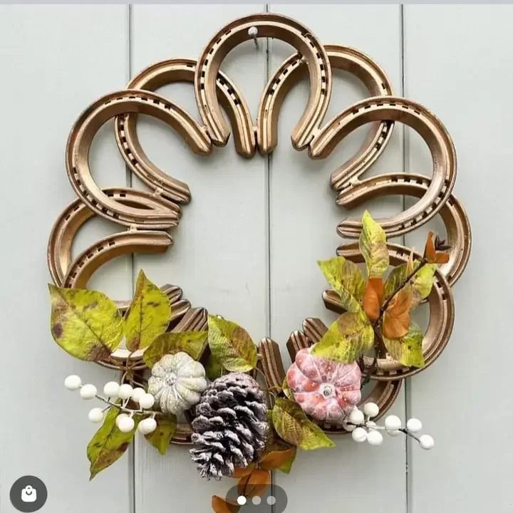 GOLD HORSE SHOE WREATH.webp