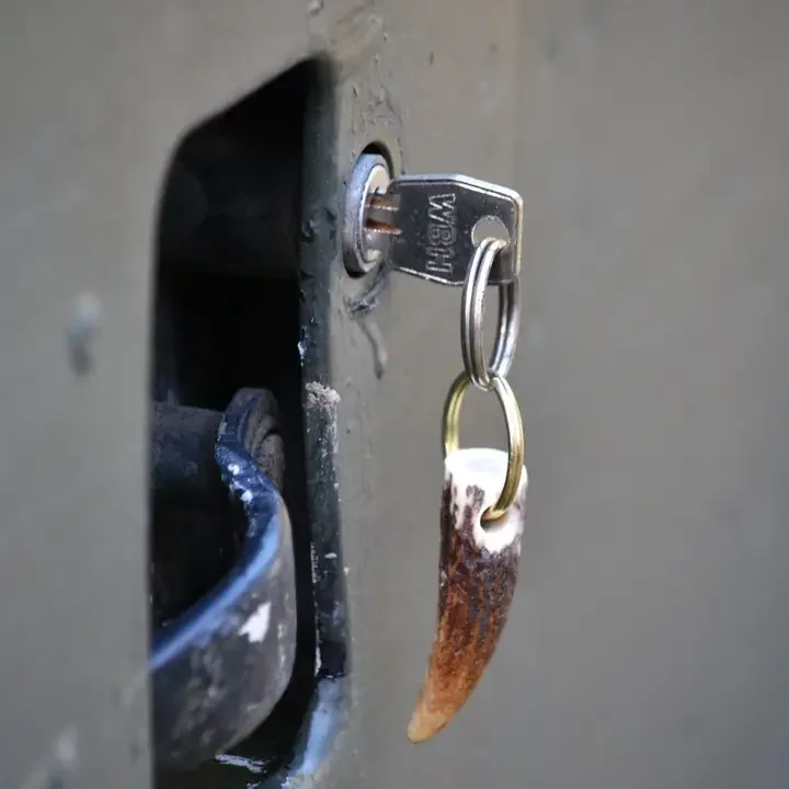 POINTED ANTLER KEYRING a.webp
