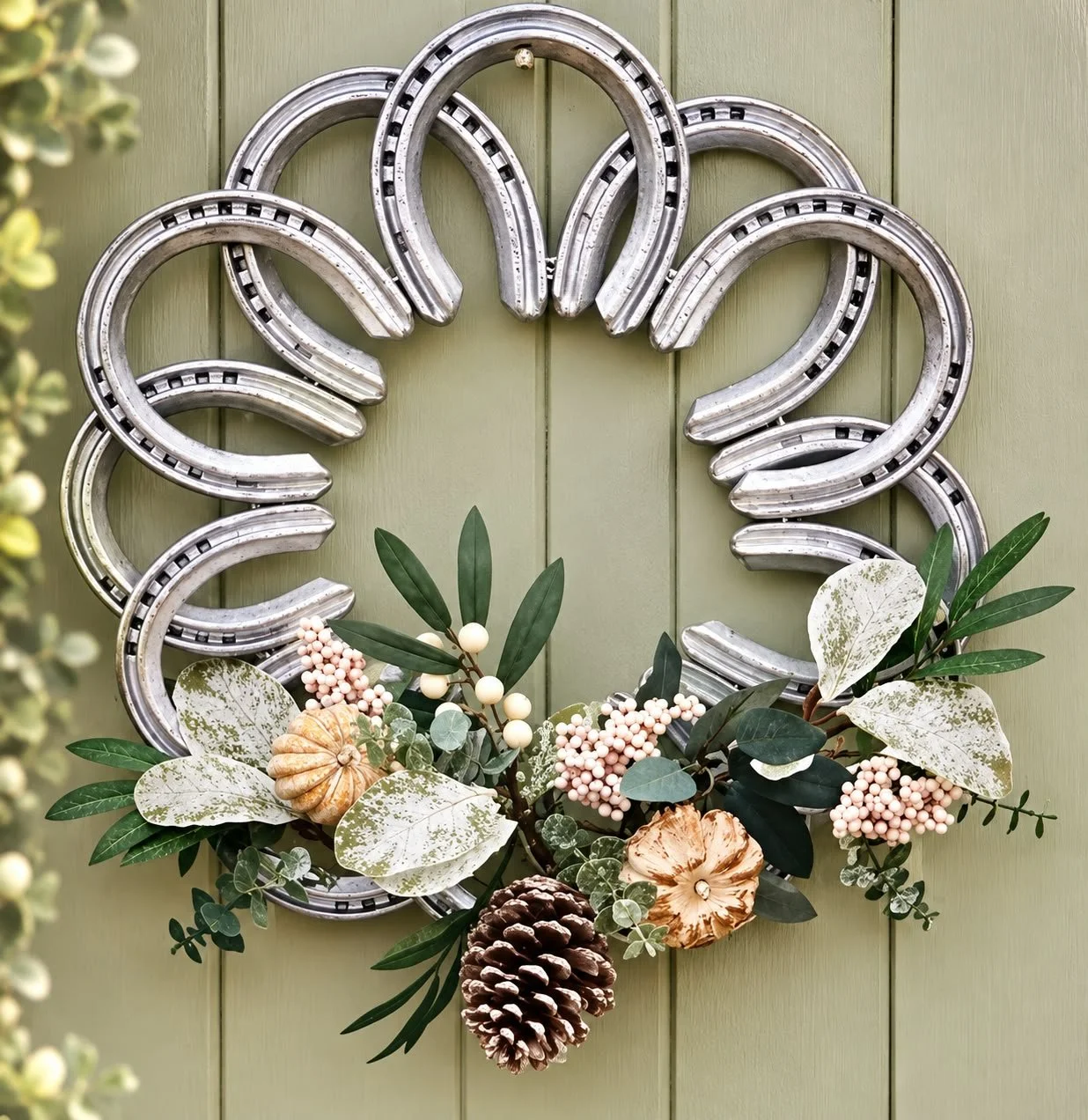 SILVER HORSESHOE WREATH CLOSE-UP.jpeg