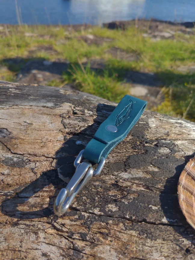 BLUE LEATHER FISH KEYRING b.webp