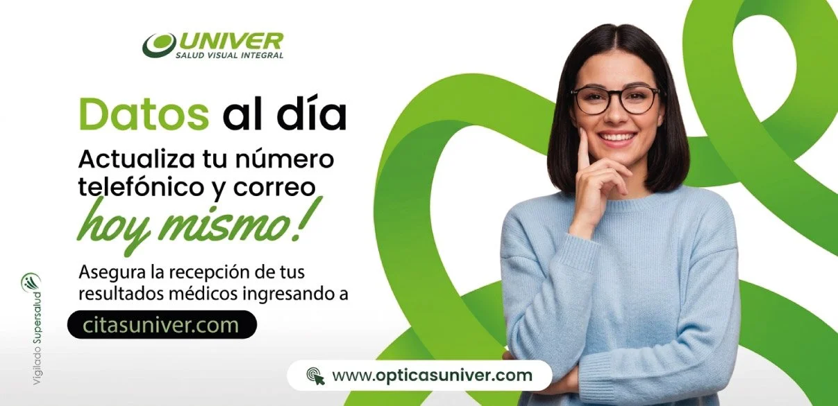 Publicidad de servicios de salud visual de UNIVER con una mujer sonriendo y usando gafas, texto en español sobre actualización de datos personales y contacto en línea.