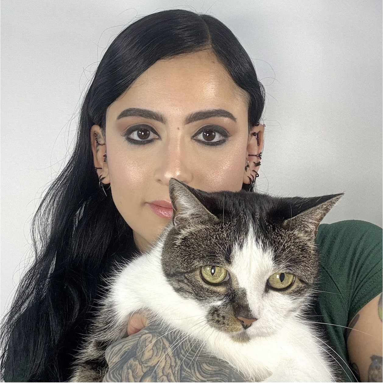 Leen Clov holding their cat Matie