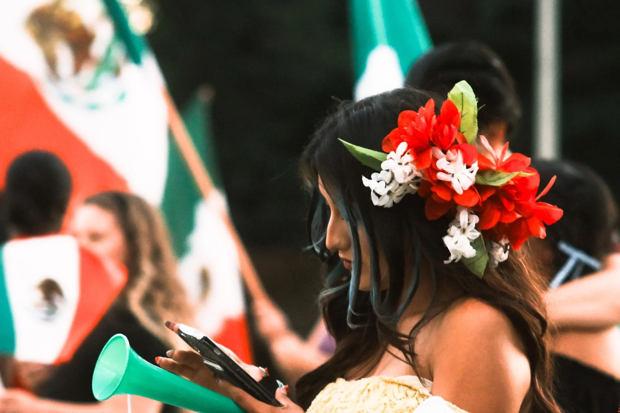 Mujer con flores de color patriótico en su pelol Lunes, Sept. 15, 2025. Los participantes del evento llegaron enseñando los colores de la bandera Mexicana en varias diferentes formas. (photo by    Ruth Finch   ) 
