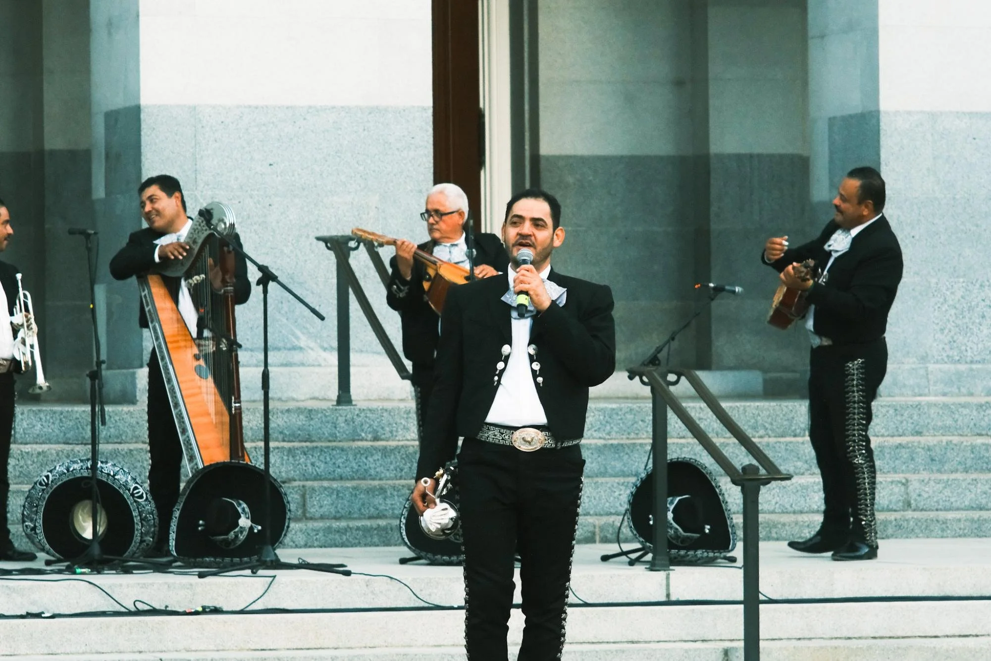 Un grupo de mariachi toca en las escaleras del oeste del Capitolio del Estado Lunes, Sept. 15, 2025. El mariachi de México es una tradición y parte del patrimonio cultural. (photo by    Ruth Finch   ) 
