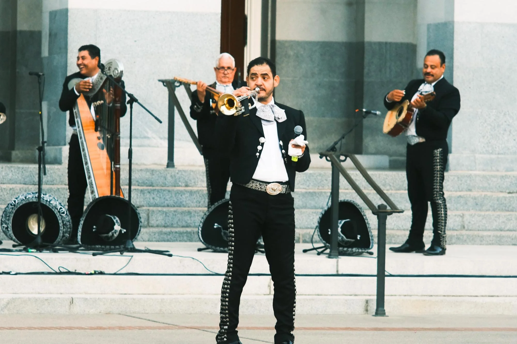  El mariachi tocando música el Lunes, Sept. 15, 2025. Los músicos llevan puesto el típico traje de charro y tocan instrumentos típicos como la vihuela del mariachi, el arpa, y la trompeta. (photo by    Ruth Finch   ) 