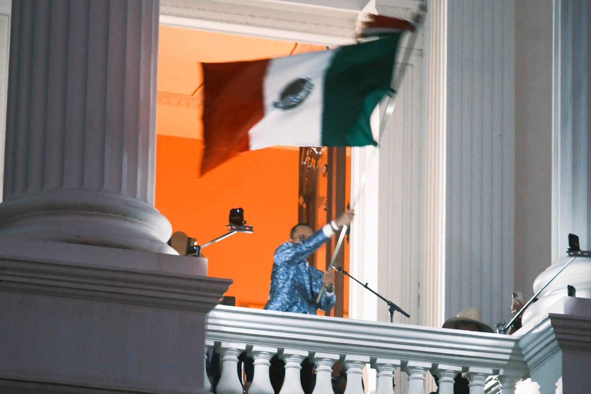  El general del consulado de México en Sacramento ondeando la bandera del balcón del Capitolio del Estado durante El Grito de la Independencia Lunes, Sept. 15, 2025. La historia del grito se remonta al año 1810 cuando Miguel Hidalgo y Costilla sonaro