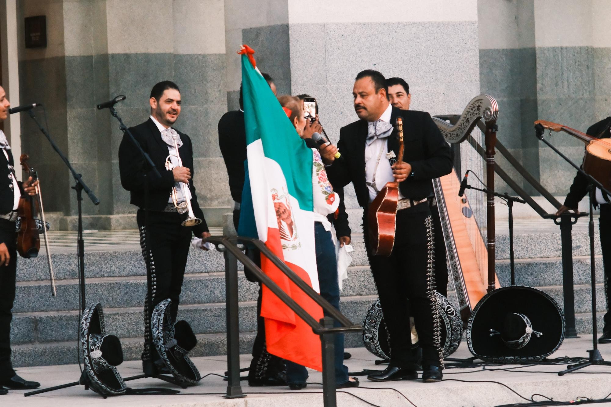  El Mariachi toca música Mexicana tradicional al frente del Capitolio del Estado mientras una asistente del evento se tomó foto con ellos Lunes, Sept. 15, 2025. (photo by    Ruth Finch   ) 