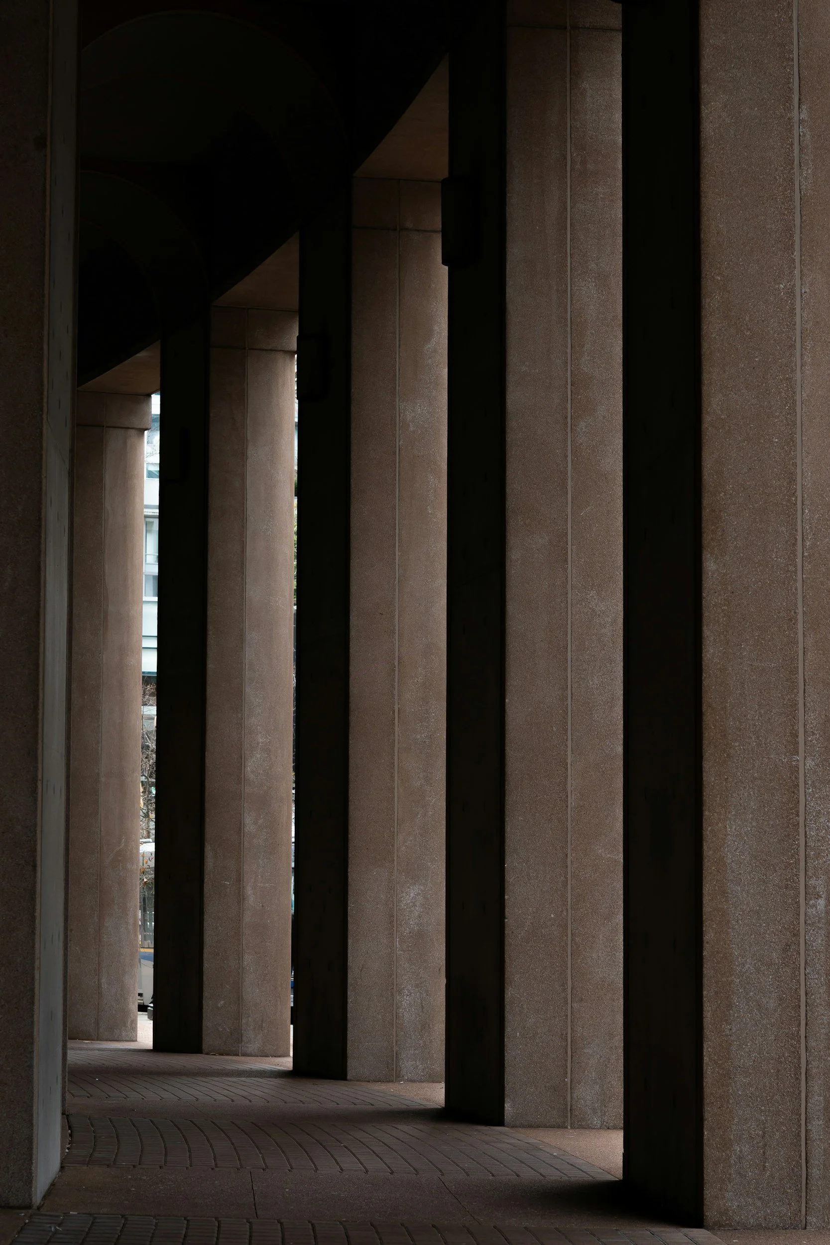 Columnata de concreto con luz lateral, imagen del despacho Gaviria Mazuera Asociados en el centro de Cali