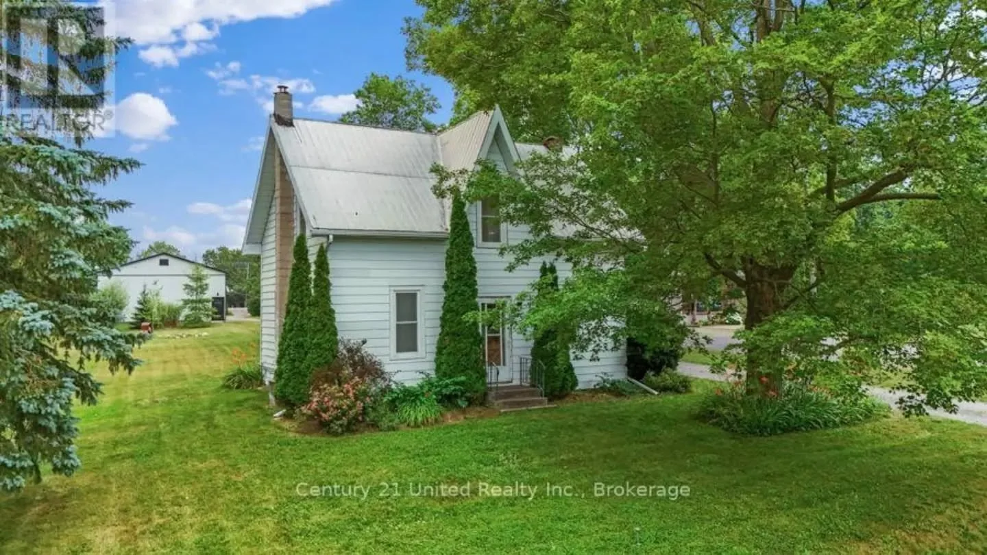 Our newest project in beautiful Scugog. Owners are planning to renovate the upstairs and main floor to have more open space. 

Then next year, they're planning a new addition off the back of the house. 

Stay tuned! 
This one is going to be fun.