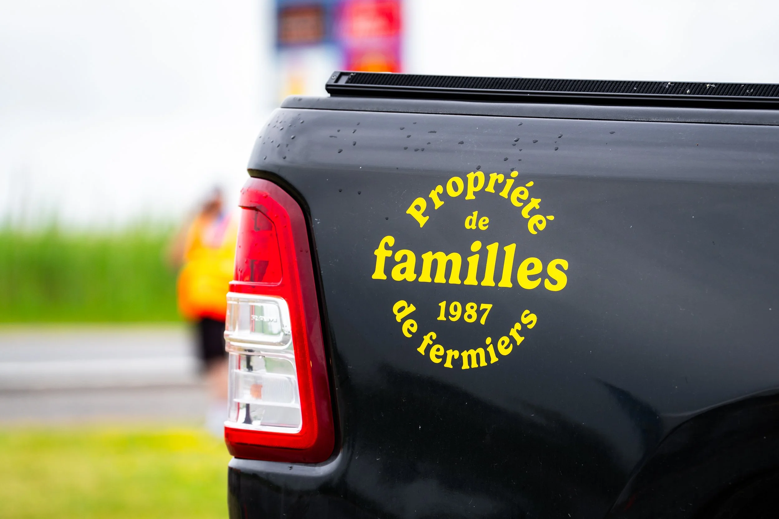 Pickup tailgate lettered Propriété de familles de fermiers 1987