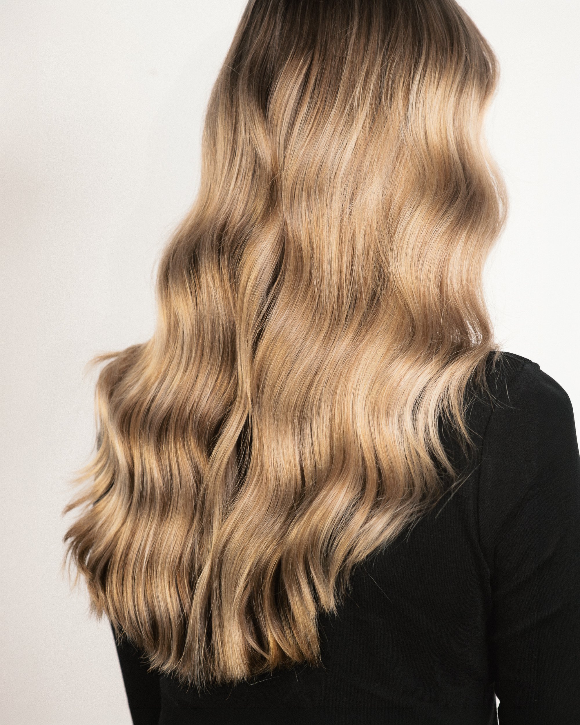 long wavy bronde / blonde hair, polished wavy hair