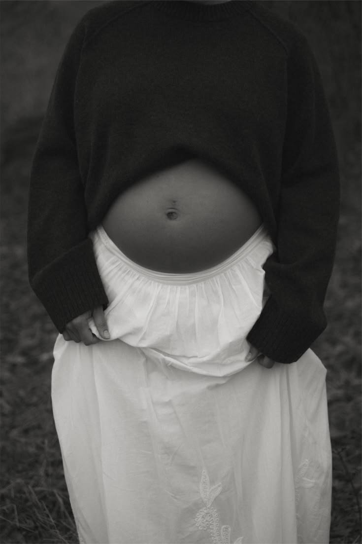 Timeless maternity photoshoot in nature | Neutral styling.jpg