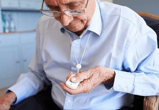 Medical Alert System Vs Solo Alert: What’s The Difference? Can They Work Together?