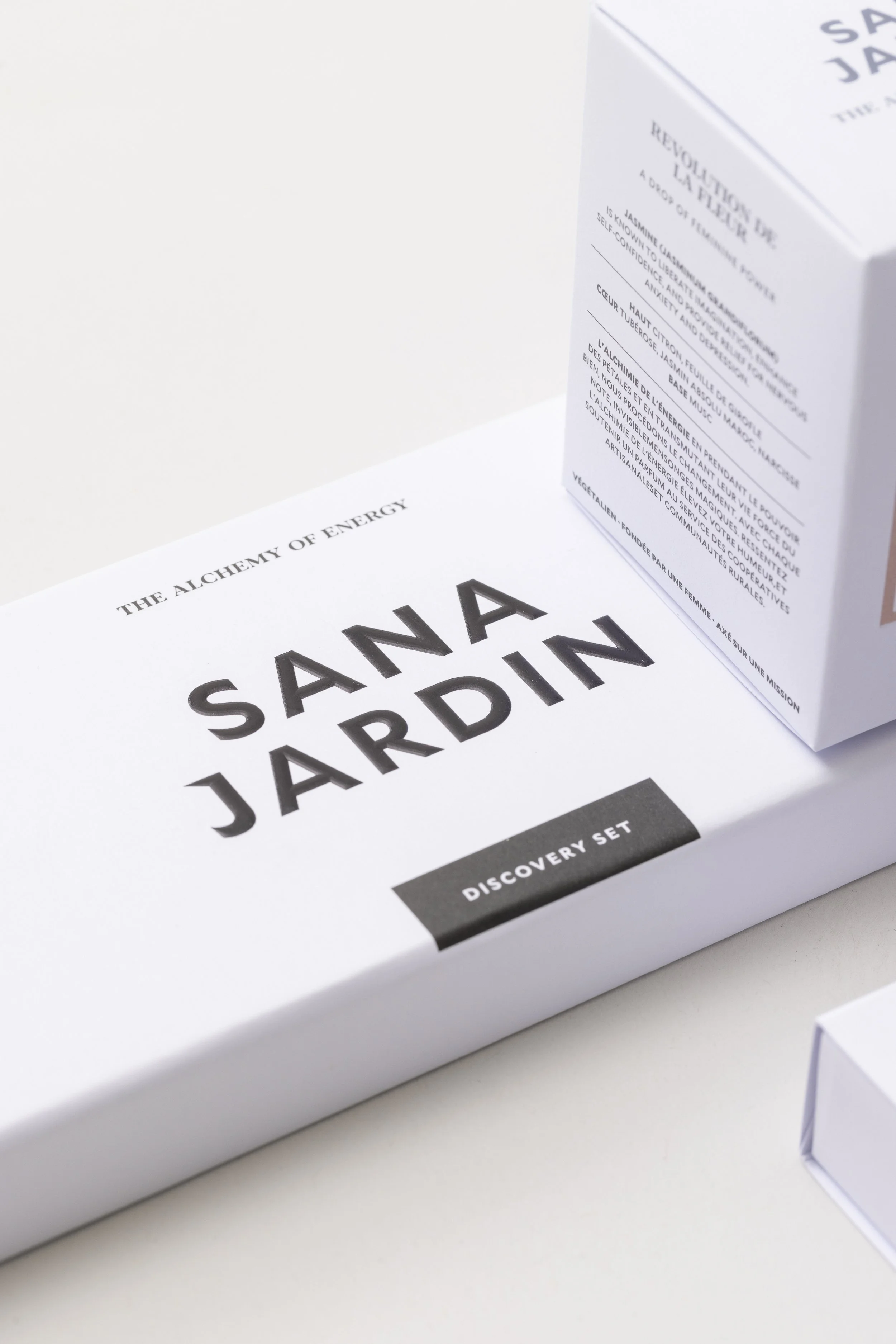 Close-up of a white box labeled 'Sana Jardin' with smaller text about energy and a black box indicating 'Discovery Set'.