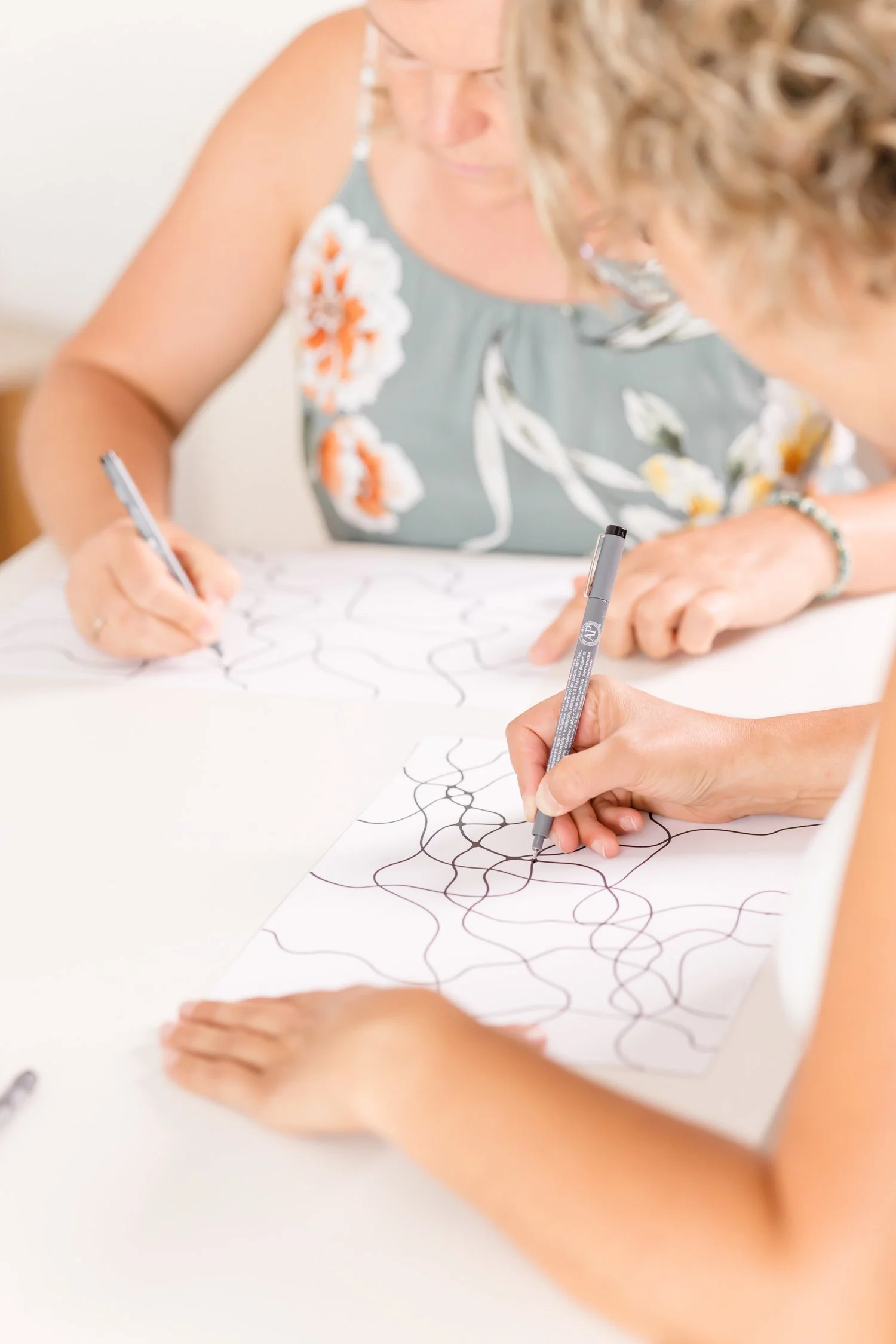 Nahaufname von Händen und Zeichnungen währen eines Neurodings-Workshops