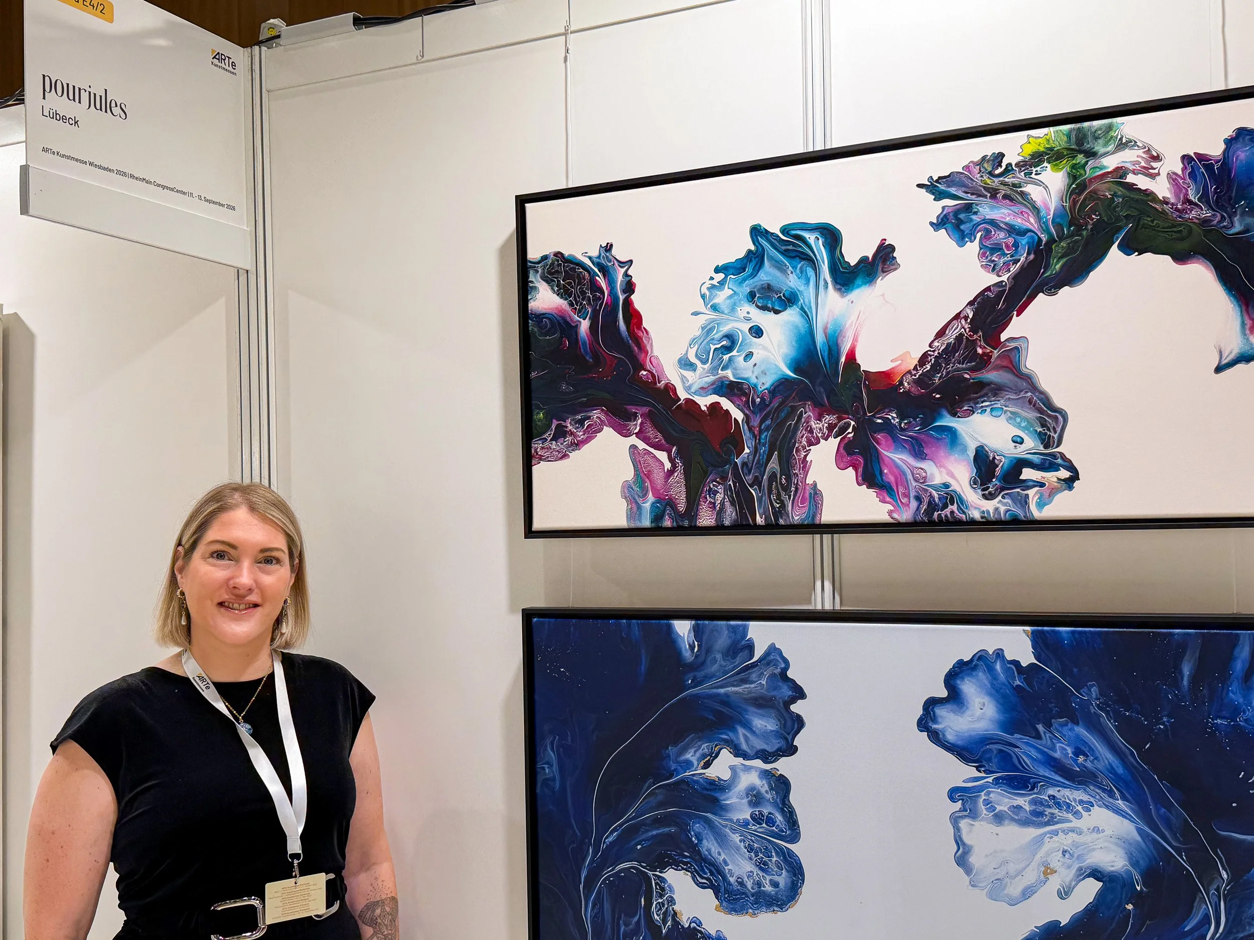 Julia Schulz von pourjules mit ihren abstrakten Kunstwerken auf einer Kunstausstellung