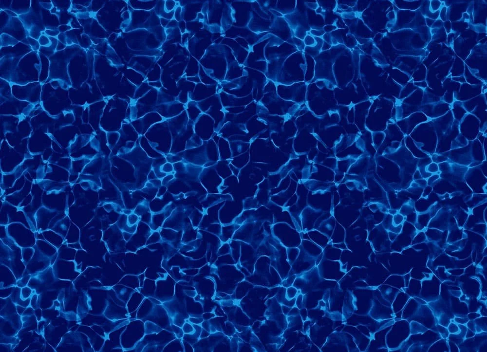 Eau bleue avec des reflets et des ondulations