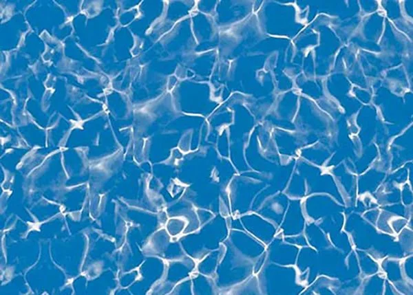 Eau de piscine avec reflets lumineux