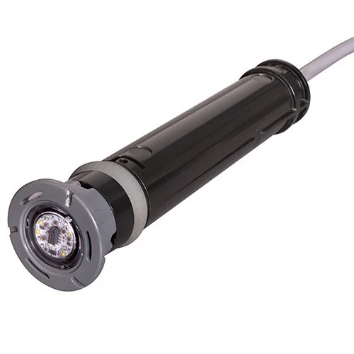 Une lampe de poche portative noire avec câble connecté.