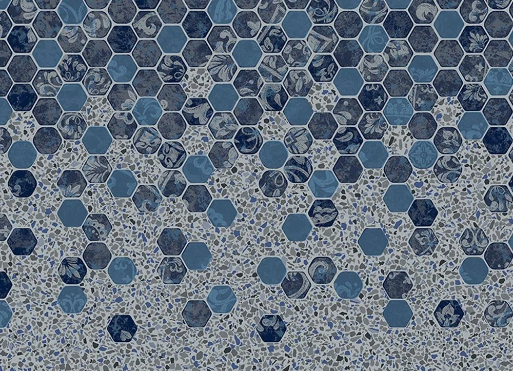 Mosaïque en carreaux de porcelaine bleue avec motifs floraux et géométriques.