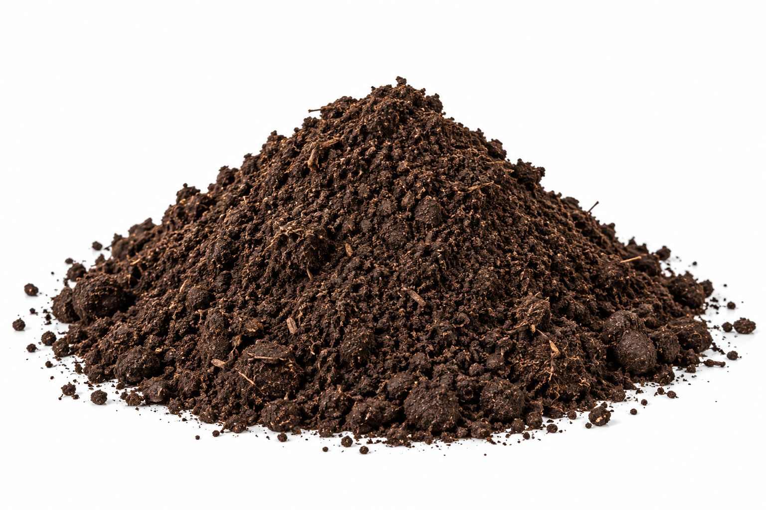 Tas de terre noire ou de compost, déposé sur un fond blanc.