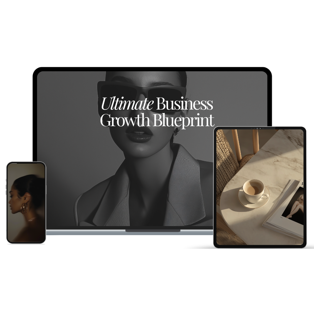 Mockup de estratégia de crescimento empresarial em computador, tablet e smartphone, com retrato de mulher usando óculos e texto “Ultimate Business Growth Blueprint”.