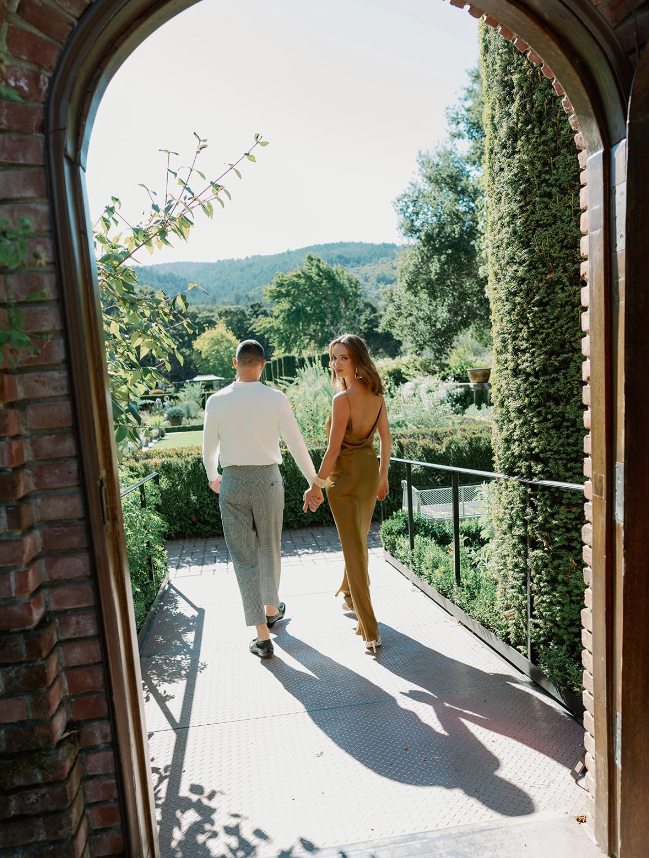Julia and Rob Hoadley walking through a garden setting.