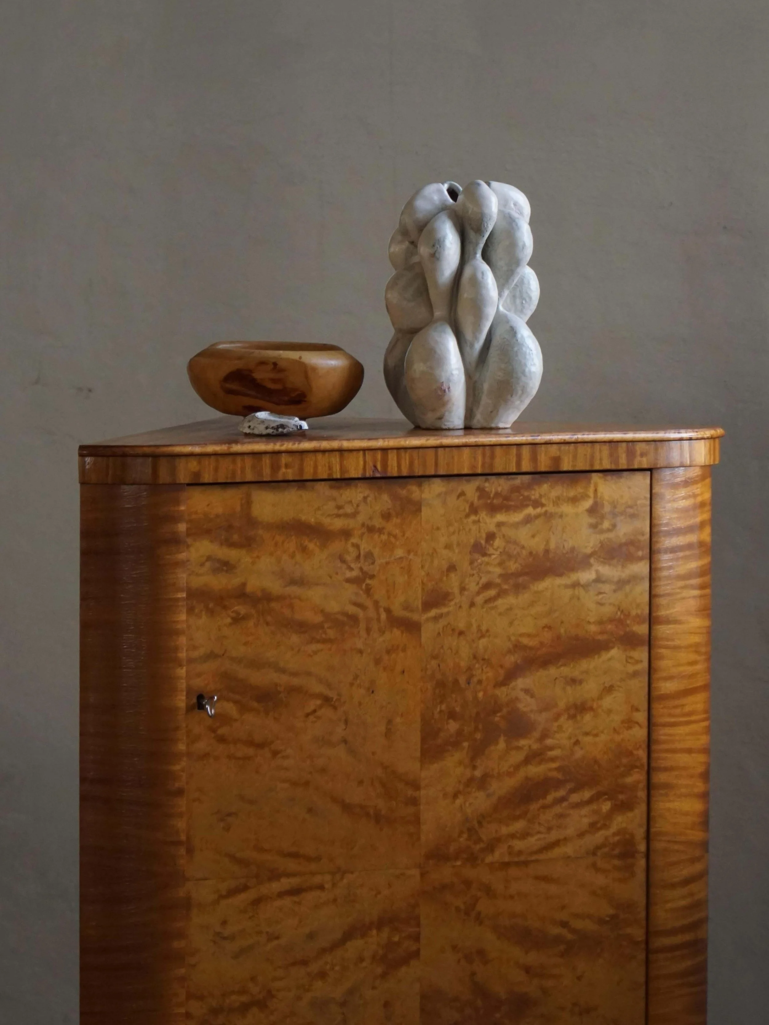 Every now and again I stumble across an antique so special that it consumes my thoughts for a few days. Today it's this Swedish corner bar cabinet. The interior!! 🤯 

Genius design by H. Westlund, 1930s discovered on @vinterior.co