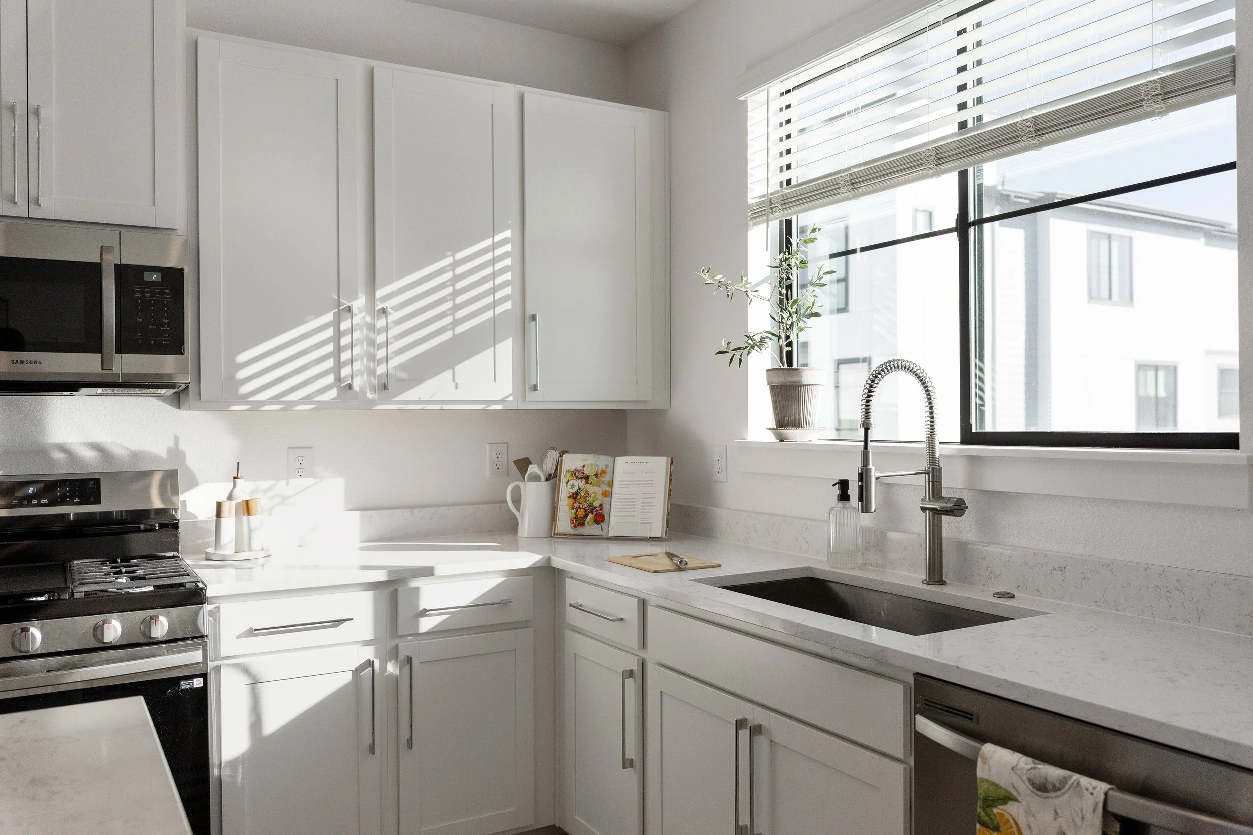 2076 S Holly Street_04.jpg
