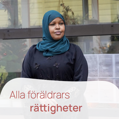 En kvinna i mörk klädsel och blå hijab står utomhus framför ett fönster med växter. Texten på bilden är 'Alla föräldrars rättigheter'.