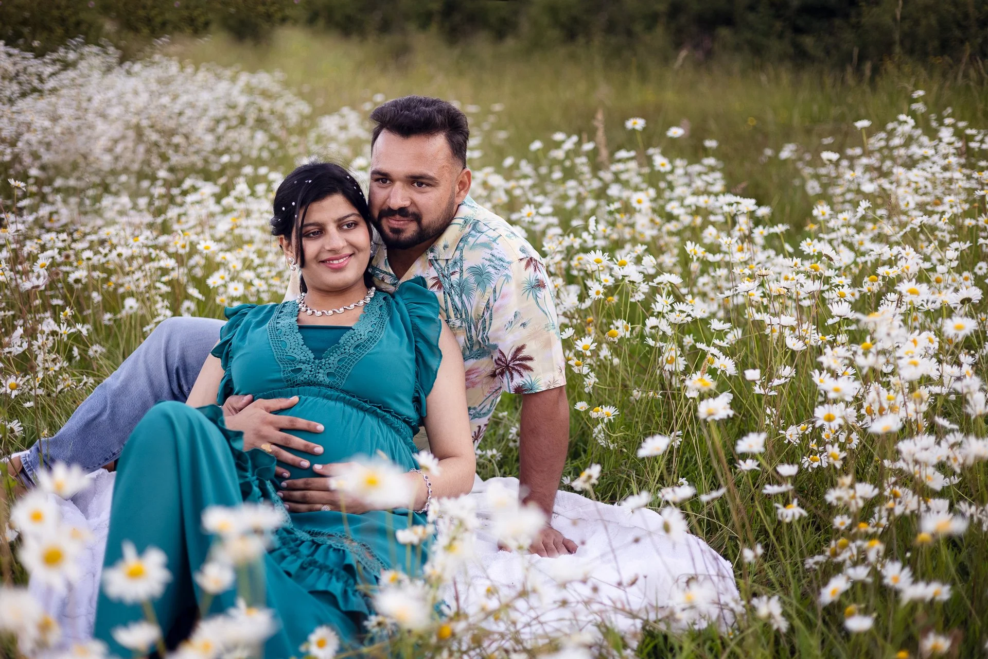 A June Maternity photoshoot at Elk Lake with   a field of daisies in full bloom