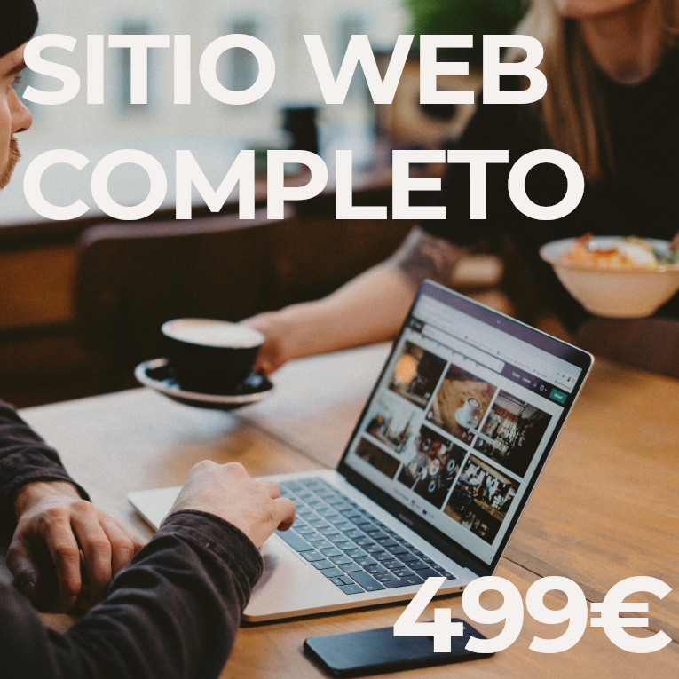 Persona viendo una página web en una laptop en un café, con texto que dice "Sitio web completo" y un precio de 499€.