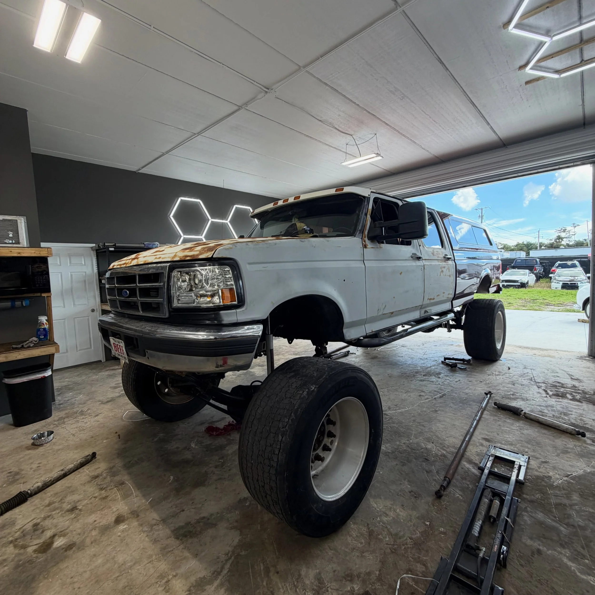 1996 7.3 f350 in for some traction bars and new shocks for @rpryor275 

Before Shade Tree was initiated I built this custom 18&rdquo; lift and did a zf5 swap on this truck🤙

#shadetreediesel #madeintheshade #powerstroke #diesel #lifted