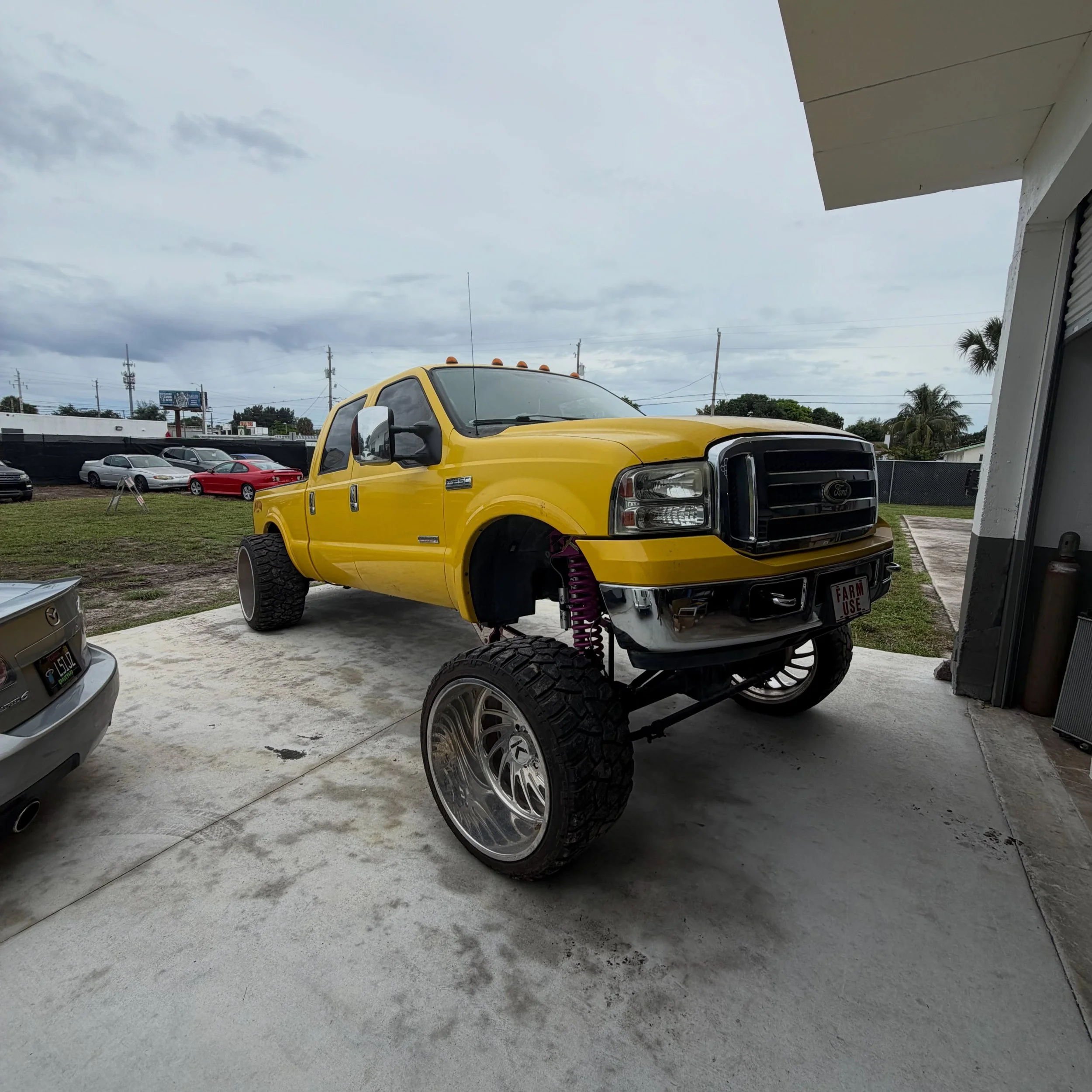 Amarillo 6.0 Powerstroke in for a custom fabricated drag link and a 8&rdquo; exhaust stack tip💅
 - drag link was made using 1/4&rdquo; wall DOM Tubing that I bent to allow for better steering angles. Used a new drag link, cut the ends off, pressed t