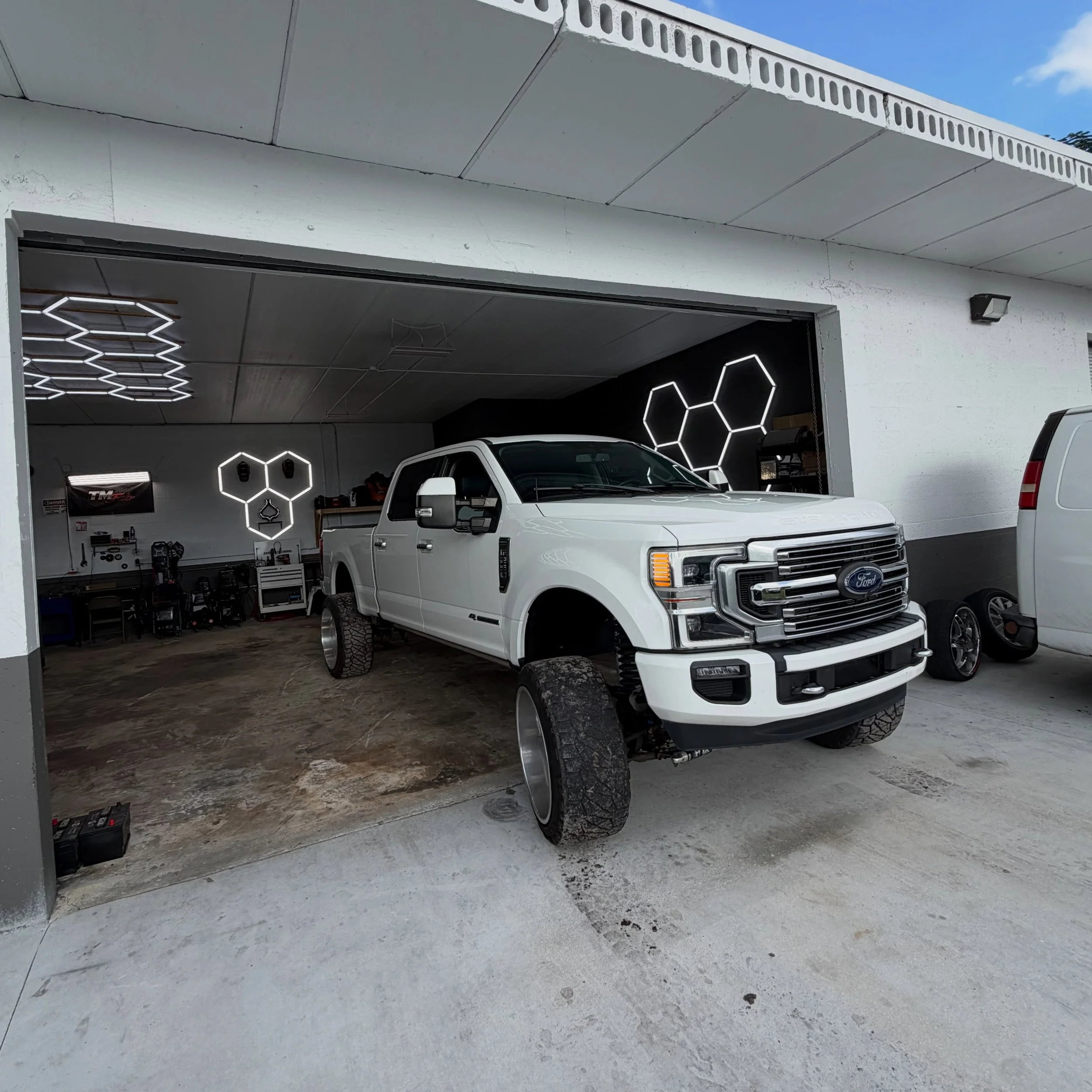 2022 6.7 back in for some paint correction and a B&amp;W gooseneck &amp; 5th wheel install🤝 

Yes we also paint, if you&rsquo;re in need of paint correction or color matching, look no further!

#madeintheshade #shadetreediesel #powerstroke #diesel