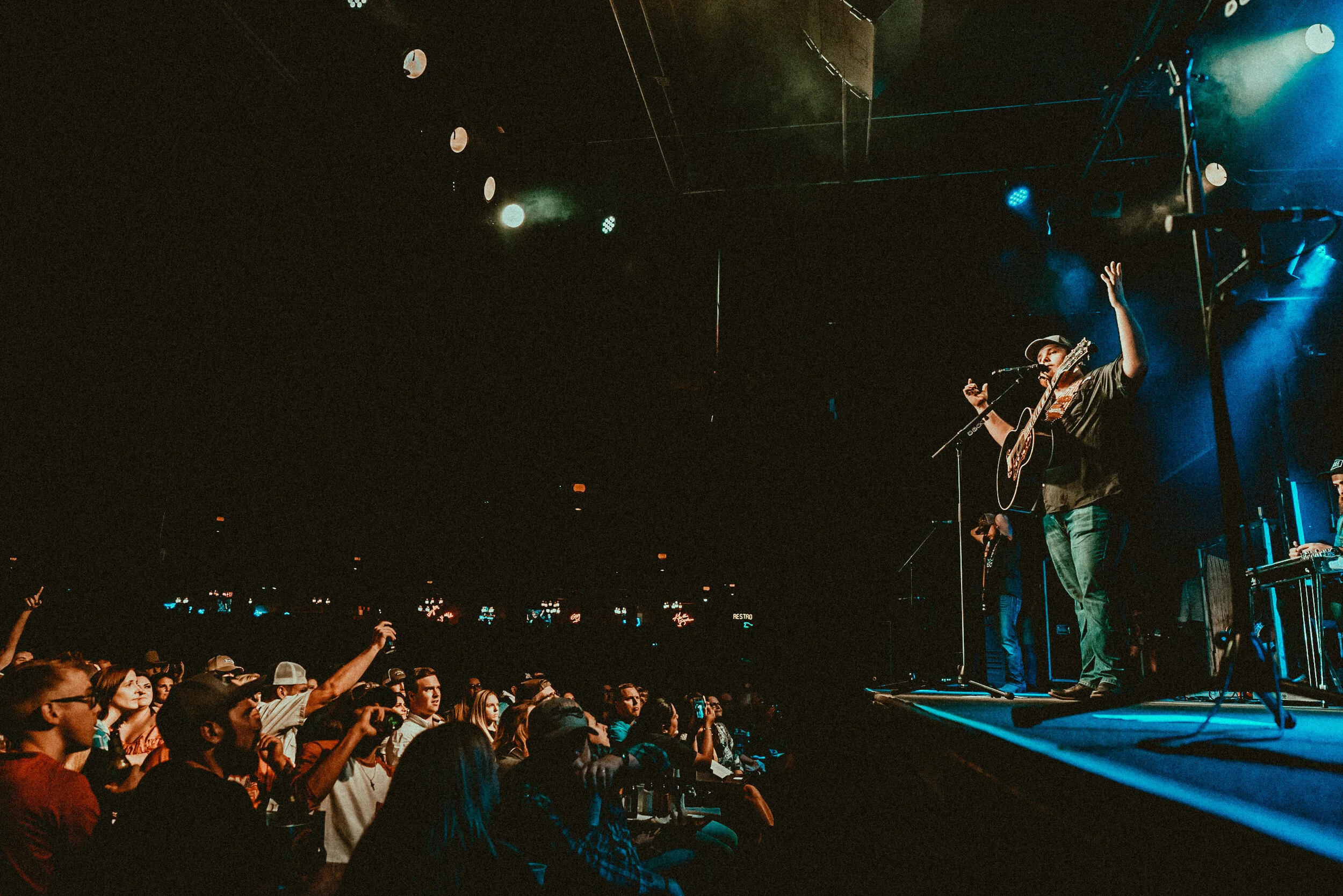 13-Luke-Combs-Tourlife-Cal&Aly.jpg