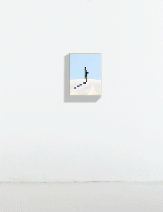 Une œuvre d'art numérique représentant un personnage pixelisé debout dans la neige, sous un ciel bleu, avec un petit escalier de blocs pixelisés menant à lui.