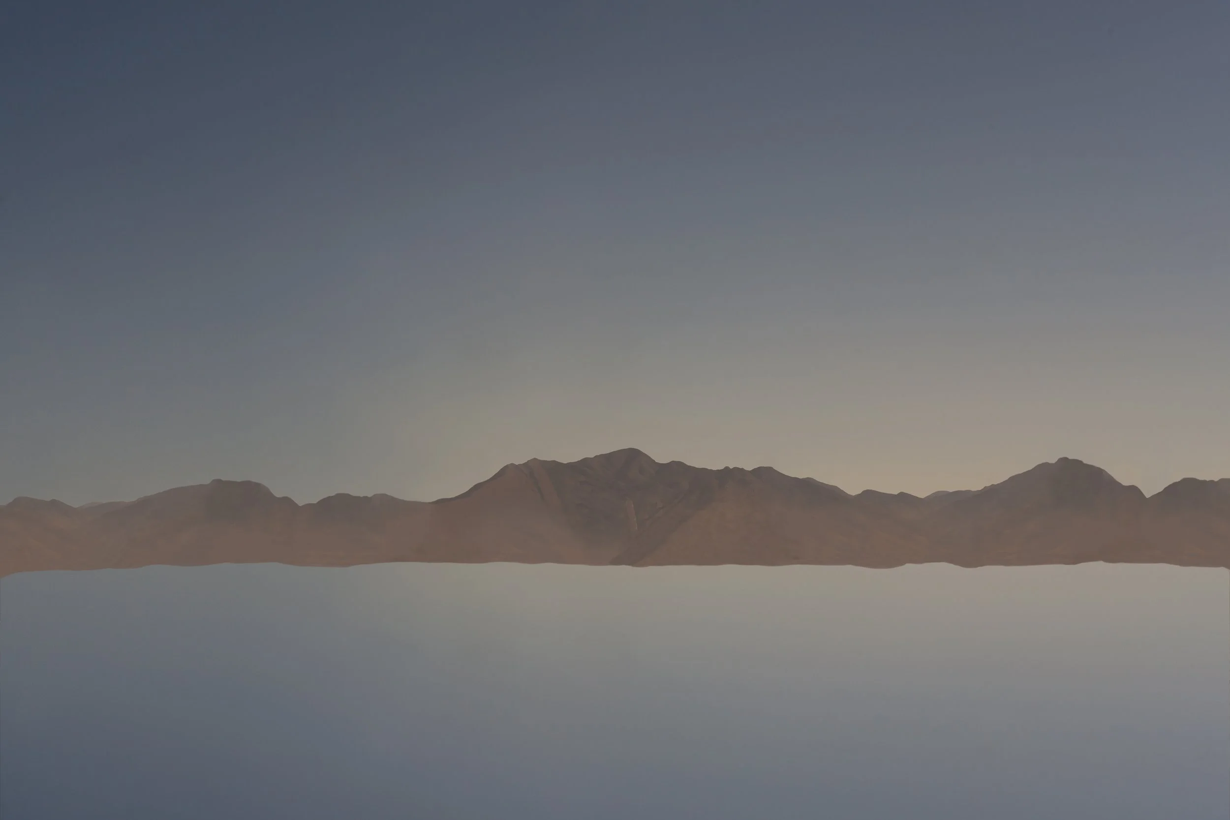 Montagnes au bord d'un lac, sous un ciel clair