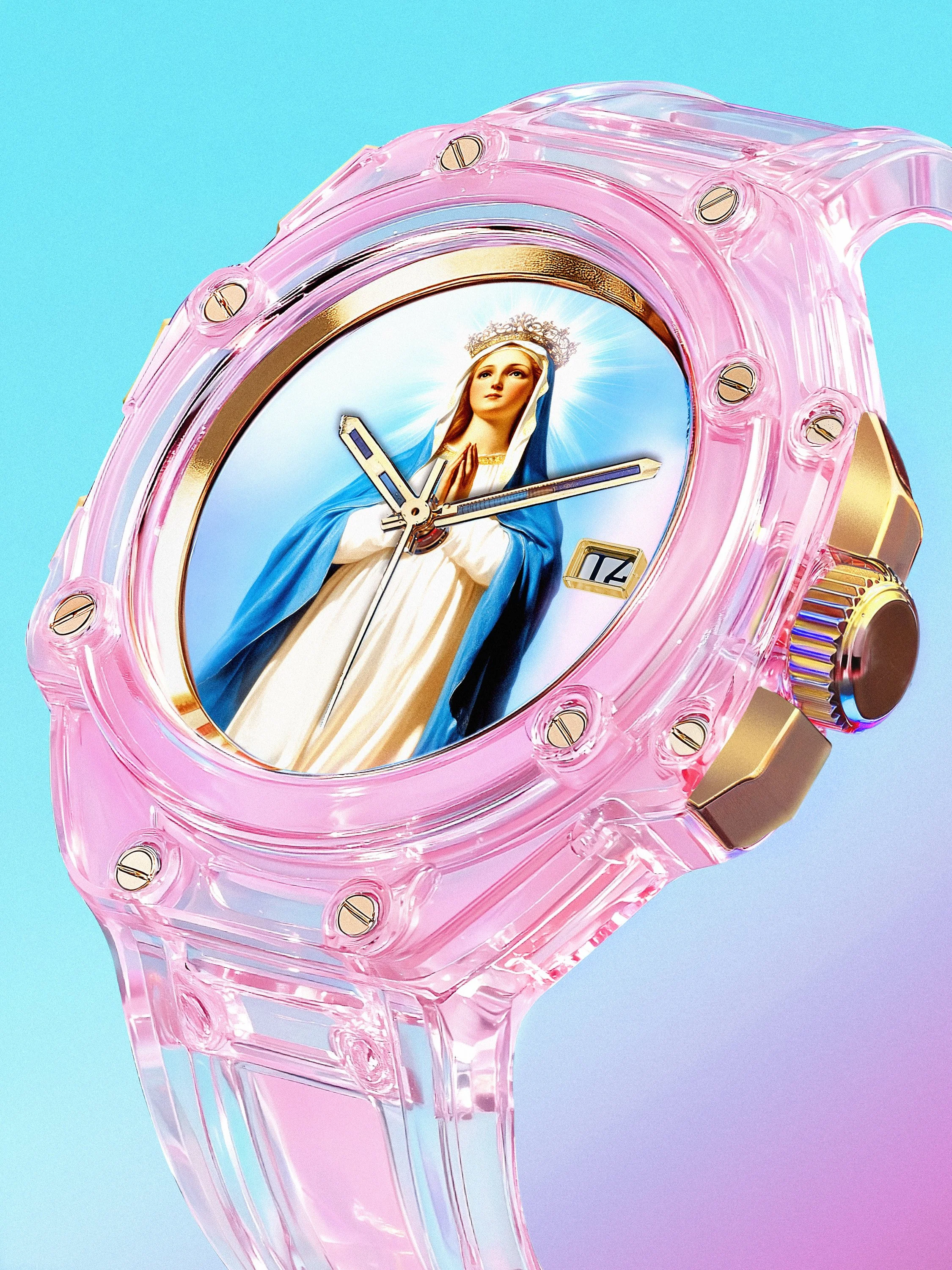 Montre rose en plastique transparent avec image de la Vierge Marie sur le cadran, fond dégradé bleu et violet