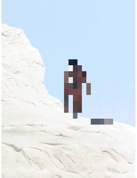 Personne pixelisée debout sur une surface blanche, avec un ciel bleu en arrière-plan.