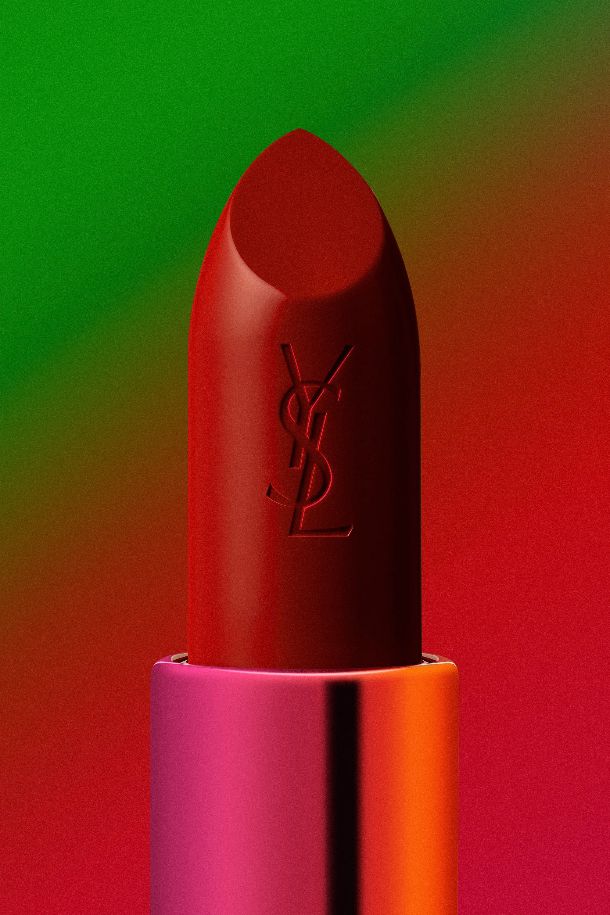 Un rouge à lèvres de la marque Yves Saint Laurent, avec un fond coloré en dégradé de vert, rouge, orange et rose.