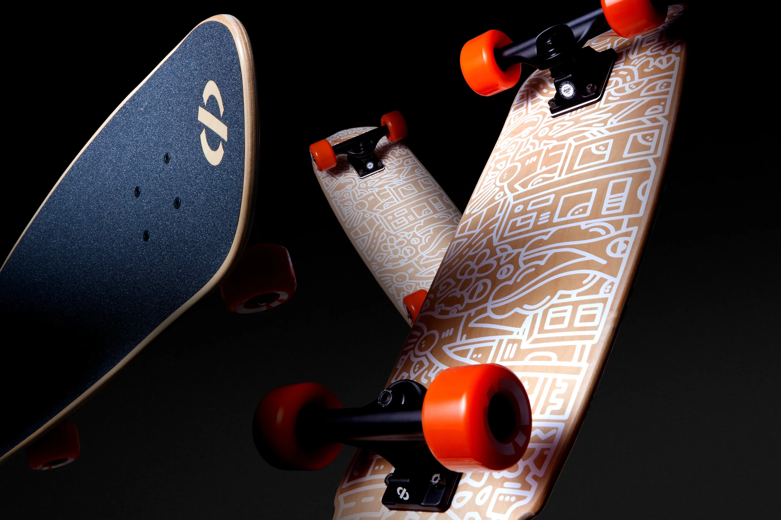 Planche à roulettes avec dessin abstrait, roues orange, et planche en bois clair.