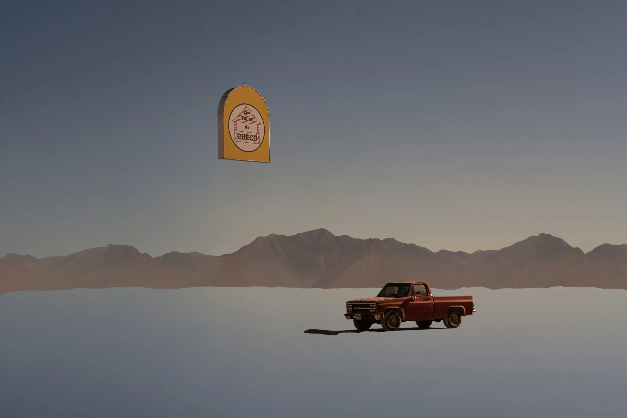 Une montagne avec un ciel clair, un camion rouge stationné à proximité et un panneau publicitaire jaune flottant en l'air avec une maison esquissée et la mention 'Los Tacos de Checo'.