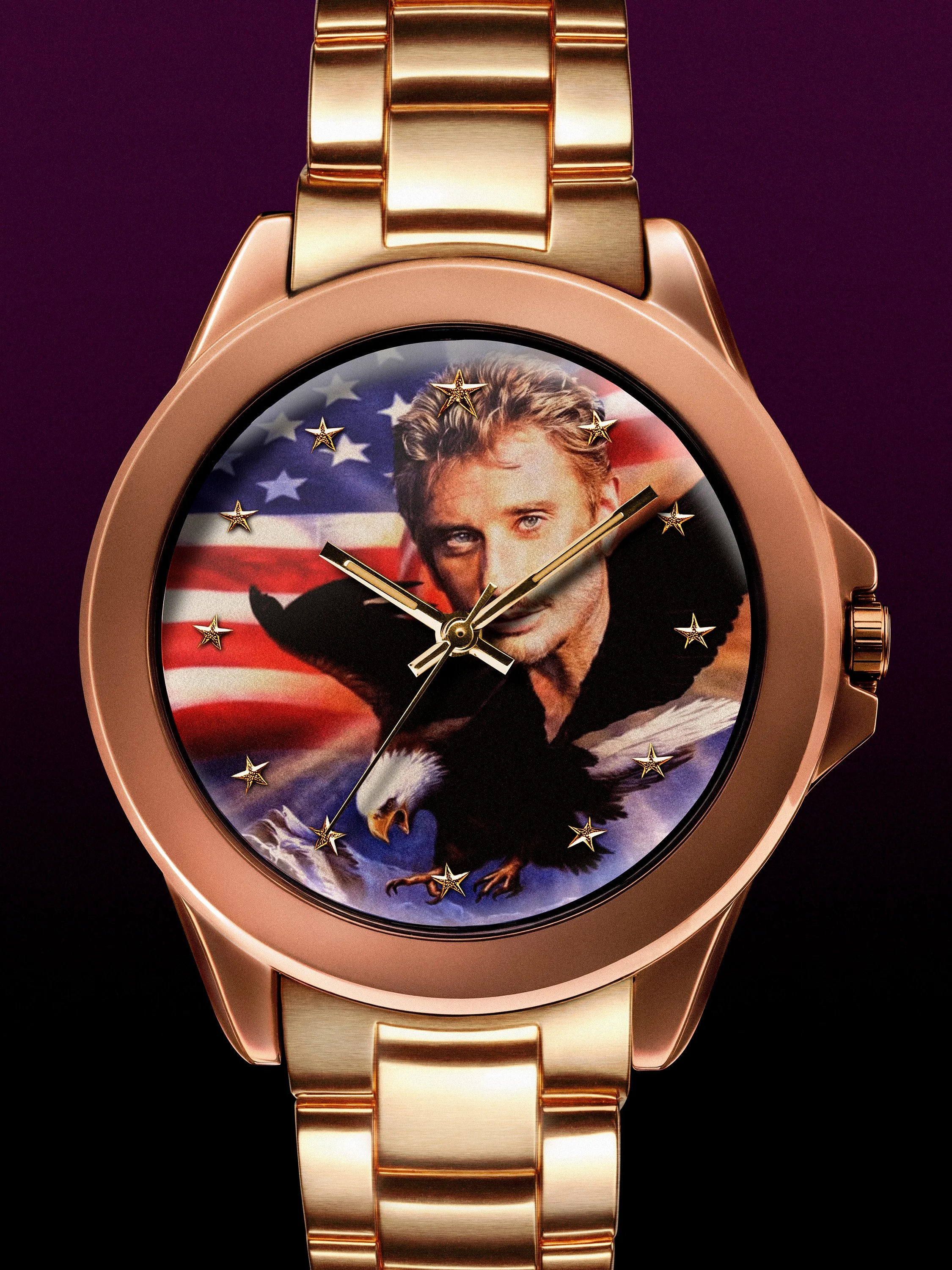 Montre à bracelet en or rose avec un cadran illustrant une personne avec un aigle et un drapeau américain en arrière-plan, ainsi que des étoiles dorées comme marqueurs d'heure.
