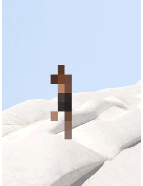 Person debout sur un paysage enneigé sous un ciel bleu