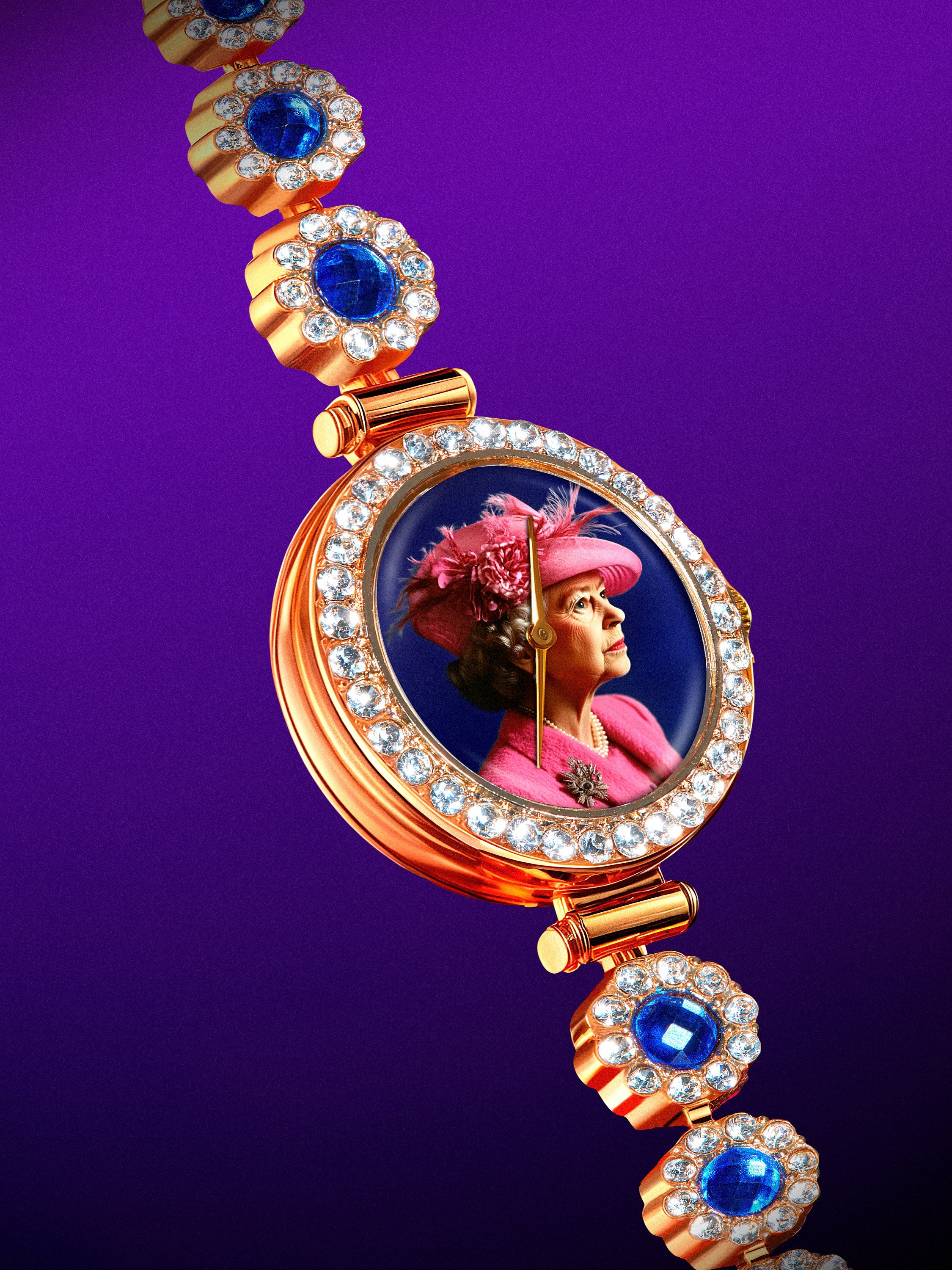 Bracelet en or rose orné de pierres précieuses bleues et claires, avec un motif floral et un portrait d'une femme portant un chapeau rose, un collier de perles, et un broche, contre un fond violet.