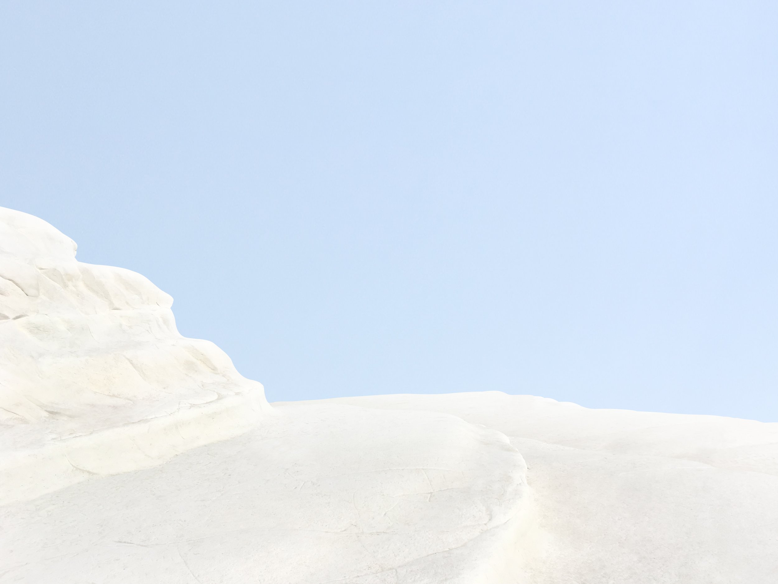 Paysage enneigé avec une grande glace blanche et un ciel bleu clair sans nuages.