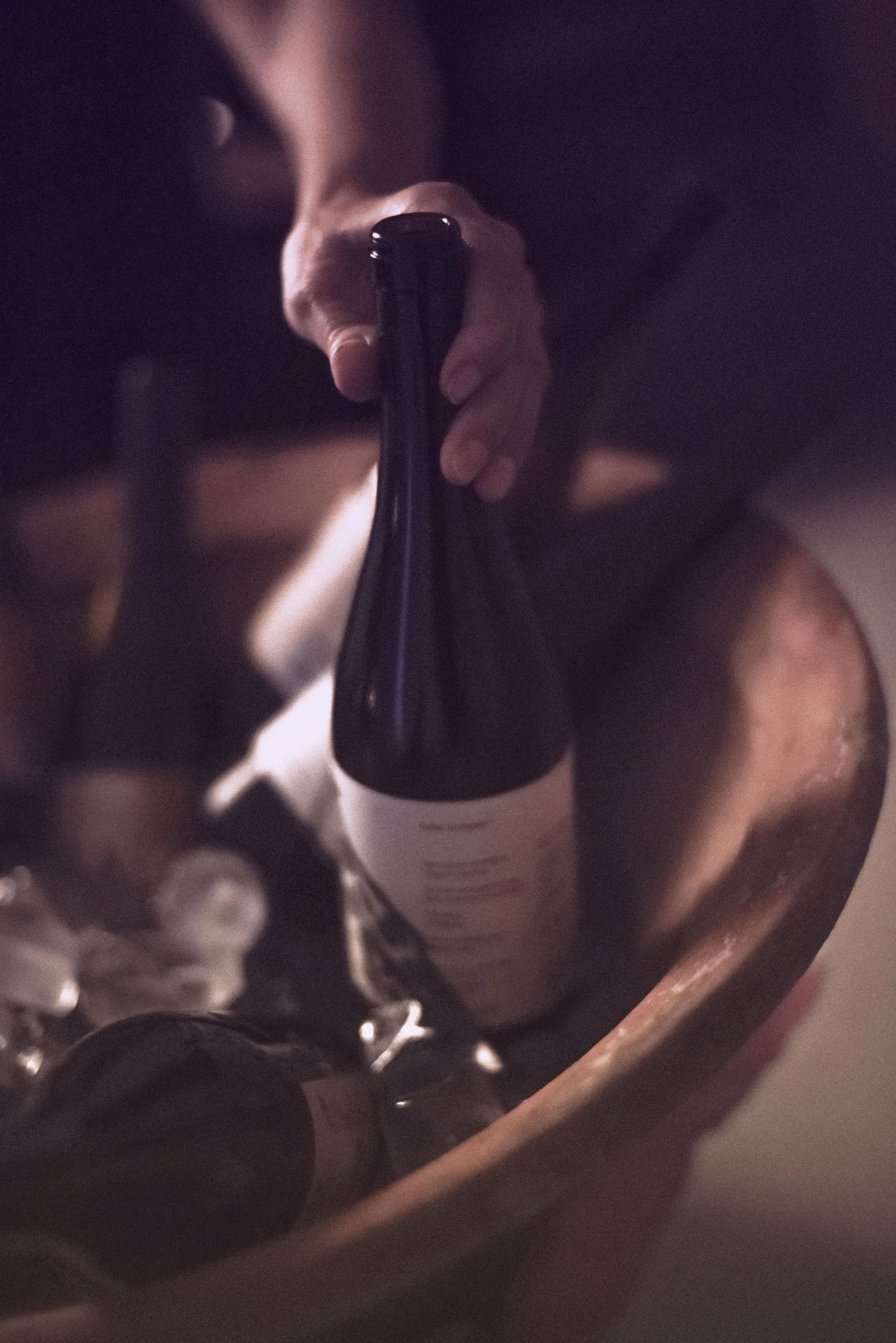 Detalle de una botella de vino durante La Catarsis de la Uva.