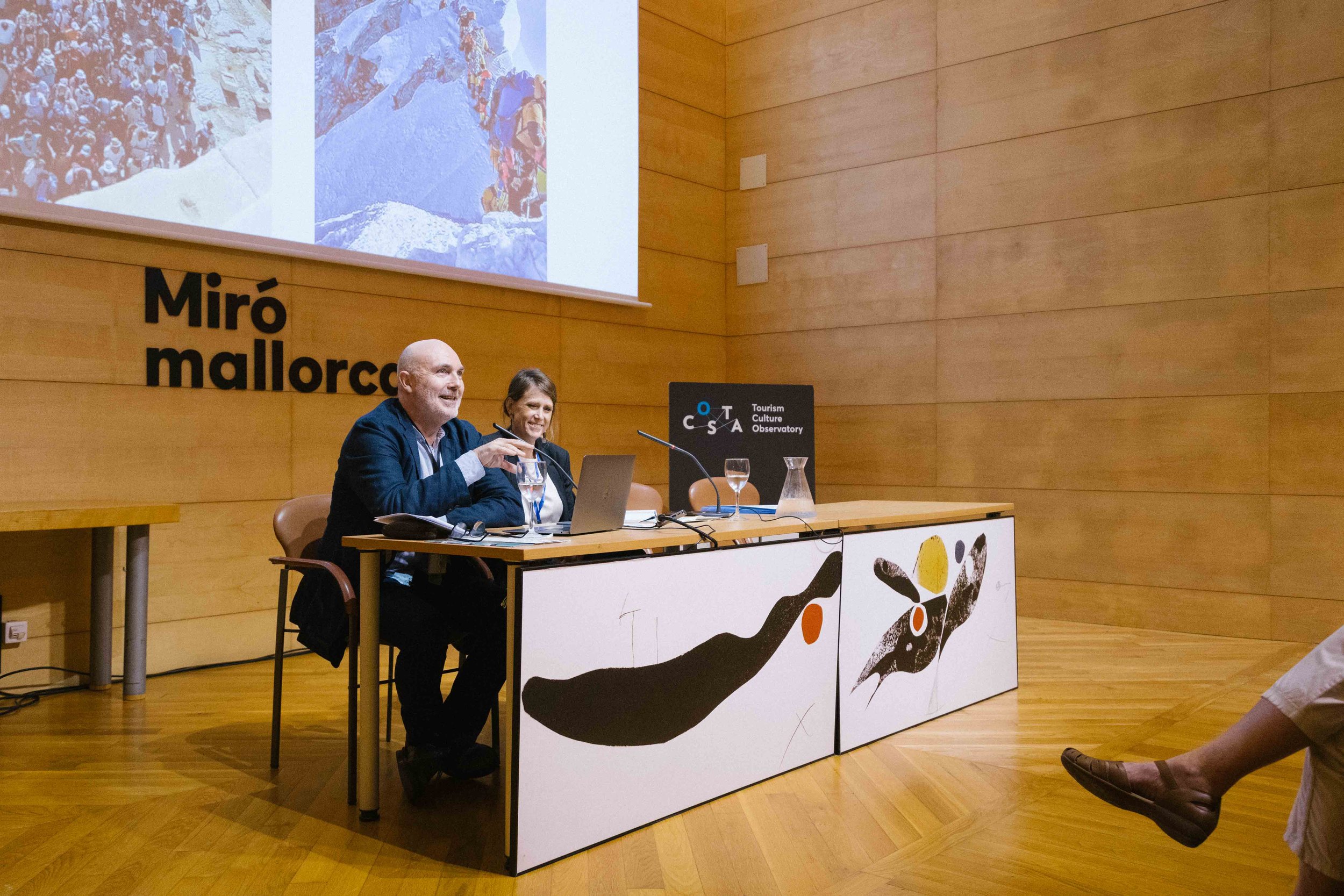 Conversación entre ponentes durante el I Congreso del Observatorio COSTA en Mallorca.